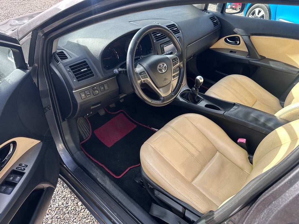 Toyota Avensis 2,0 D-4D Executive stc. 5d