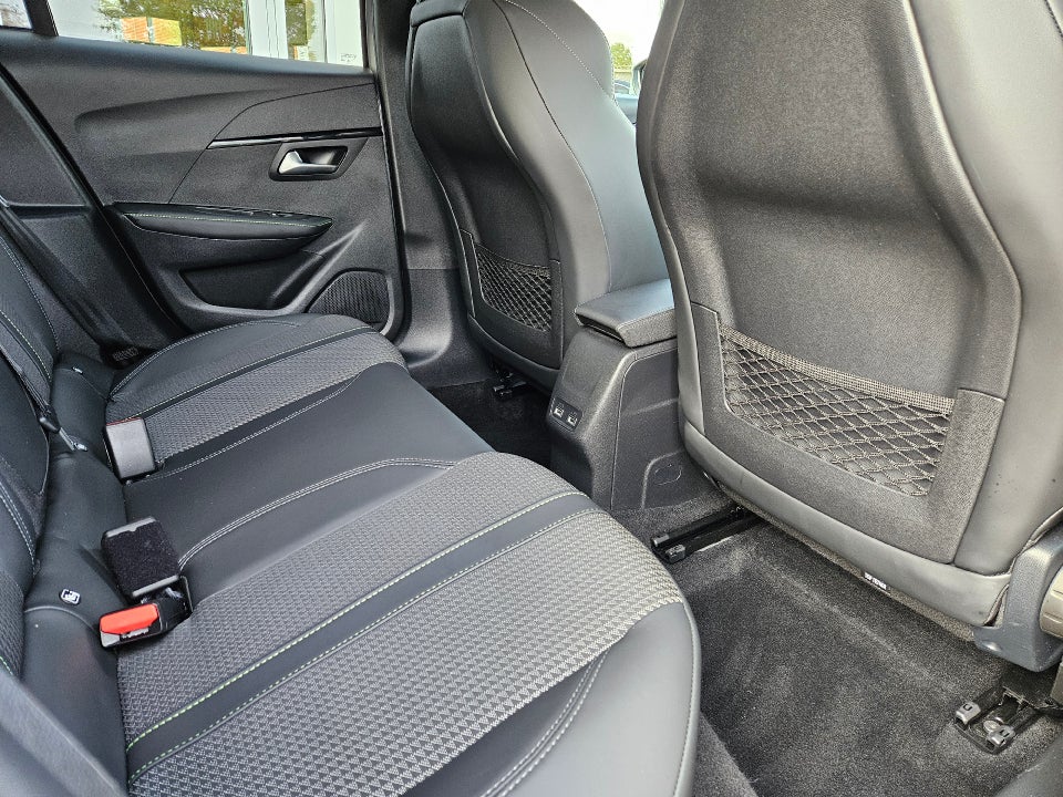 Peugeot e-208 50 GT 5d