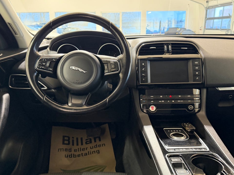 Jaguar F-Pace 2,0 D180 Pure aut. 5d