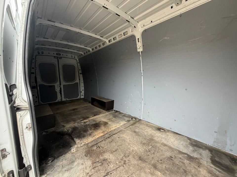Iveco Daily 2,3 35S16 16m³ Van AG8