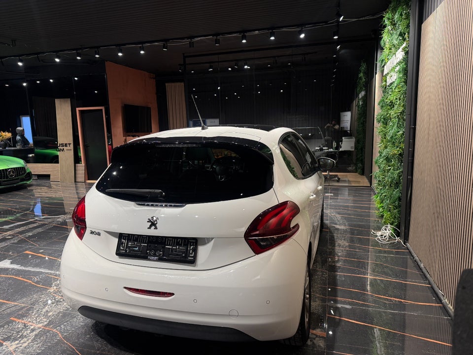 Peugeot 208 1,2 PureTech 82 Allure Sky 5d