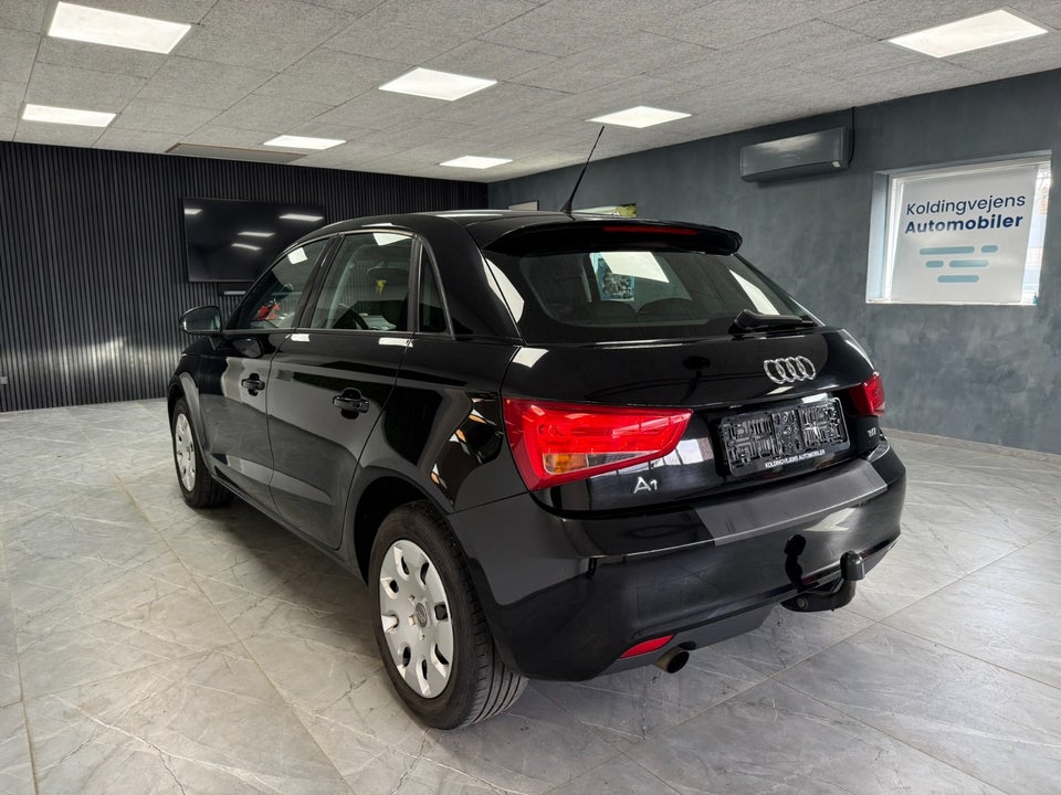 Audi A1 1,6 TDi 90 Attraction 3d