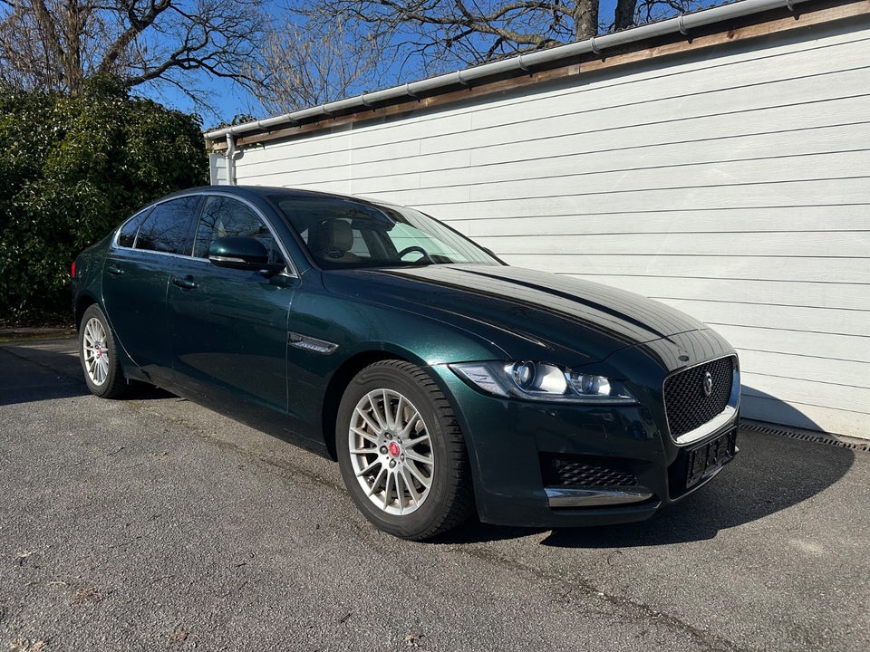 Jaguar XF 2,0 D180 Prestige 4d