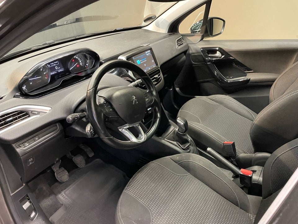 Peugeot 208 1,2 PureTech 82 Selection Sky 5d
