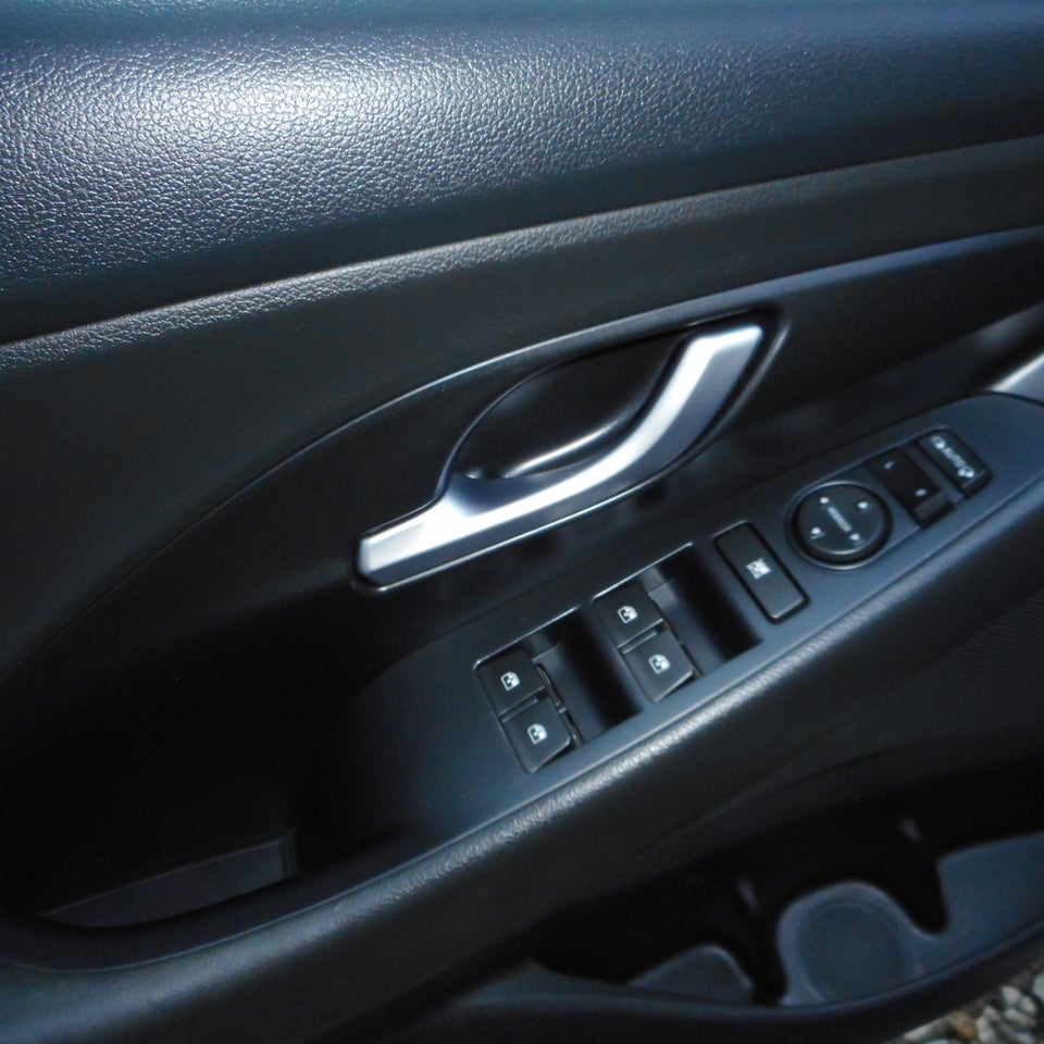 Hyundai i30 1,6 CRDi 110 Premium stc. 5d