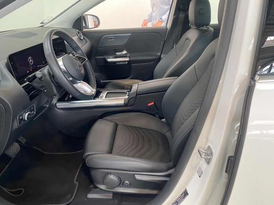 Mercedes EQA300 Progressive 4Matic 5d