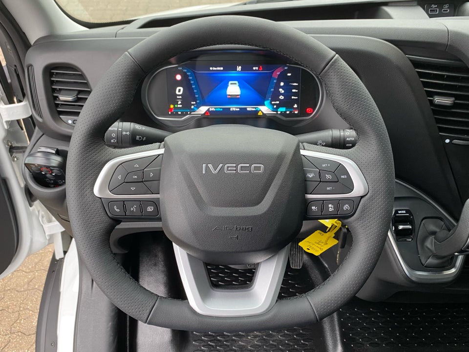 Iveco Daily 3,0 35S18 4100mm Box m/lift AG8