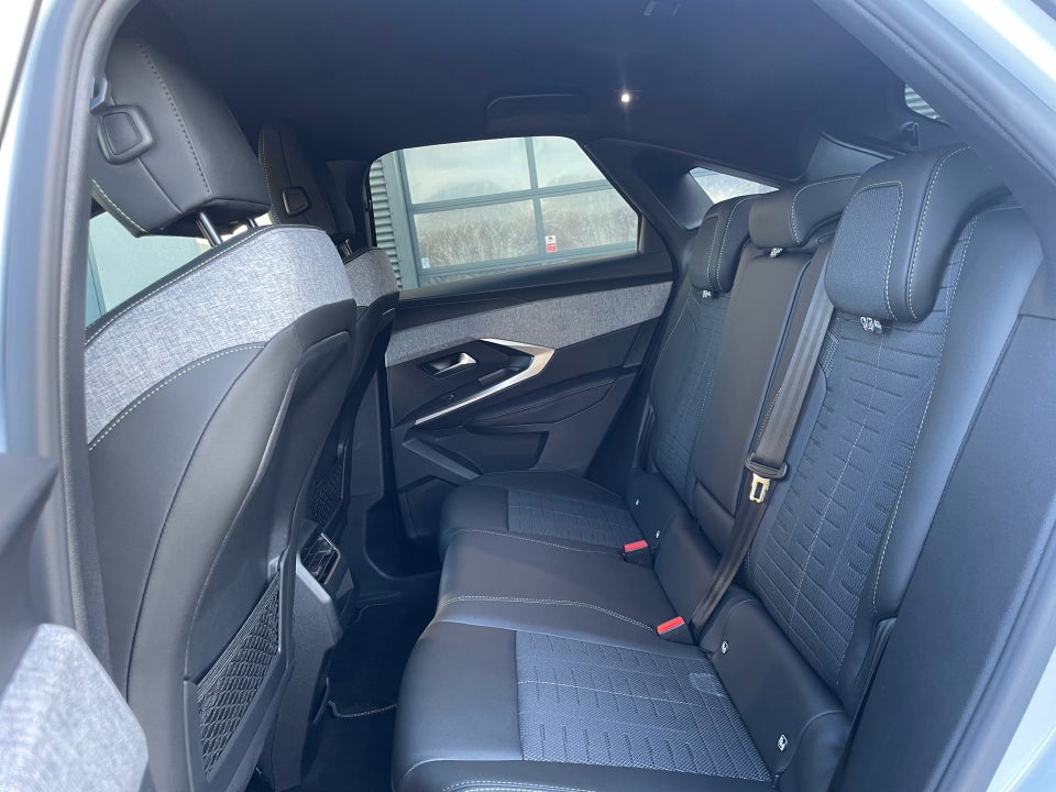 Peugeot e-3008 77 GT Pack 5d