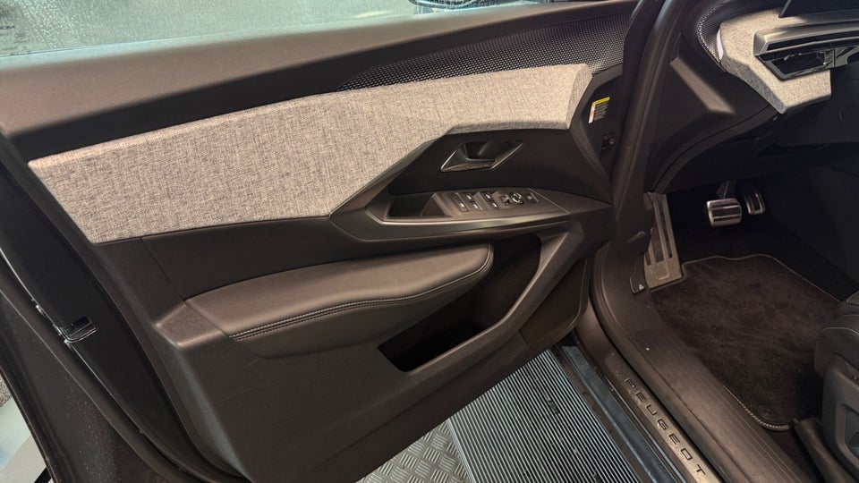 Peugeot e-3008 77 GT Pack 5d