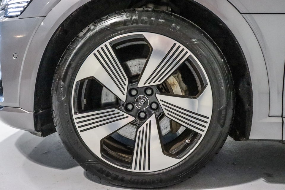 Audi e-tron 55 quattro 5d