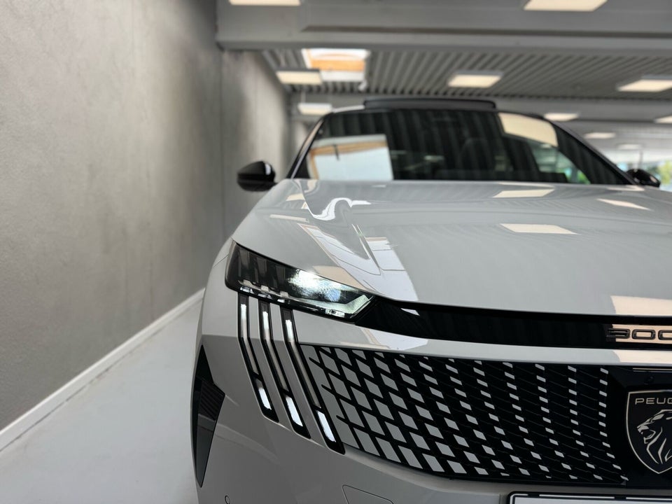 Peugeot e-3008 77 GT Pack 5d