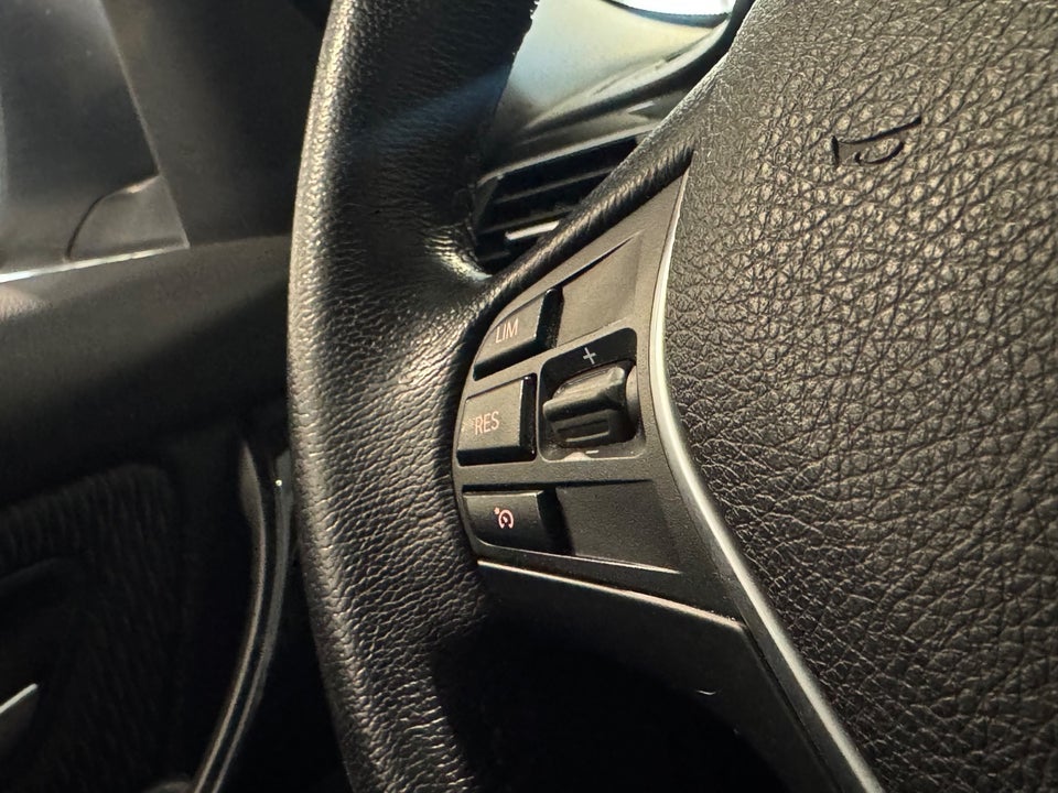 BMW 320i 2,0 Touring aut. 5d