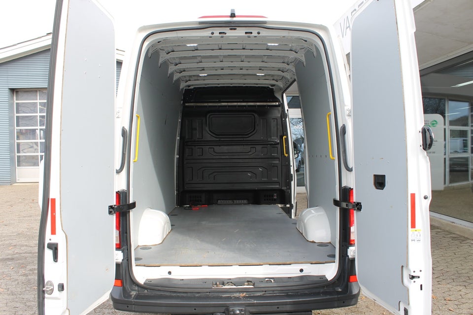 VW Crafter 30 2,0 TDi 177 Kassevogn L3H2 aut. 4Motion