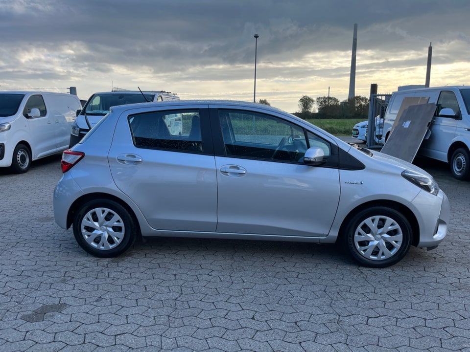 Toyota Yaris 1,5 Hybrid H1 e-CVT Van 5d