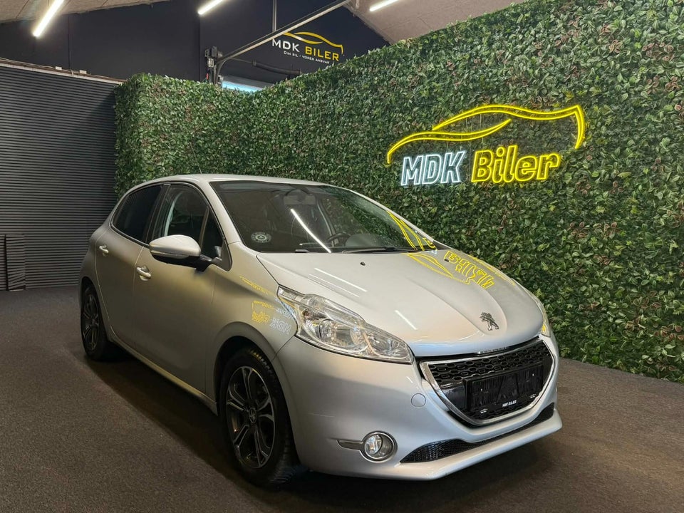 Peugeot 208 1,2 VTi Allure Sky 5d