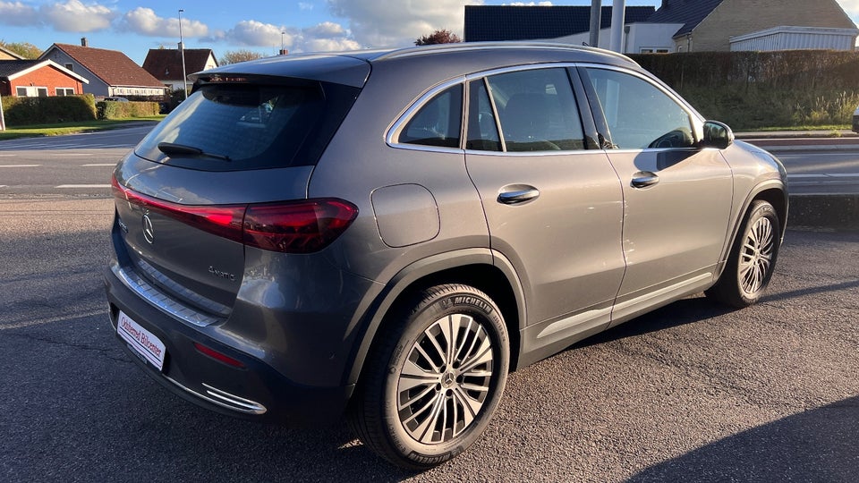 Mercedes EQA300 4Matic 5d