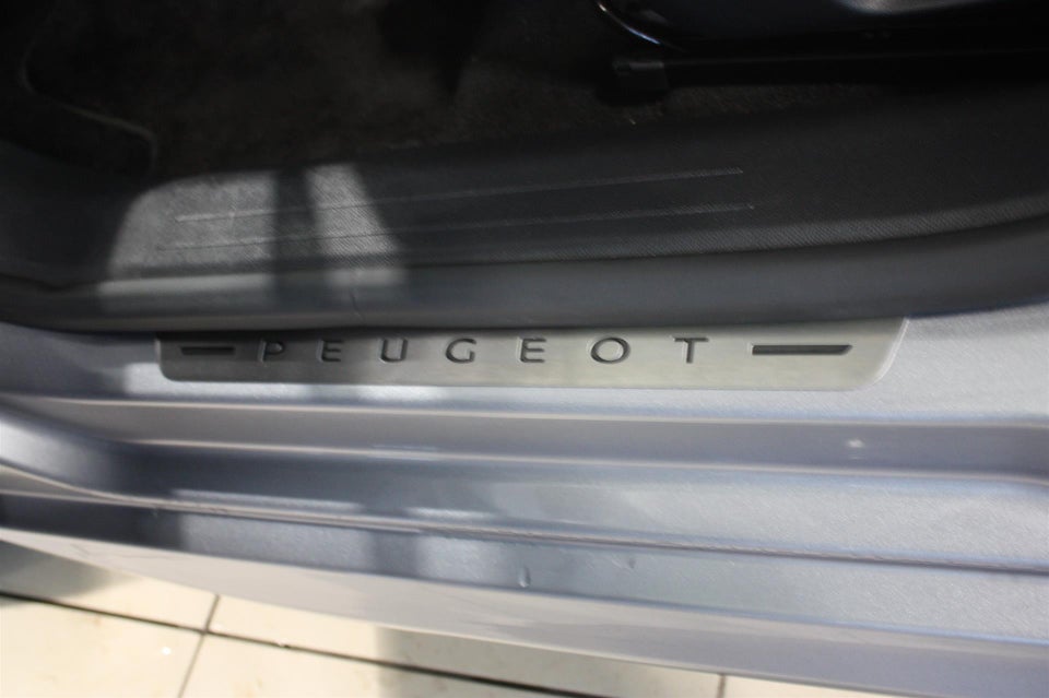 Peugeot e-208 50 GT 5d