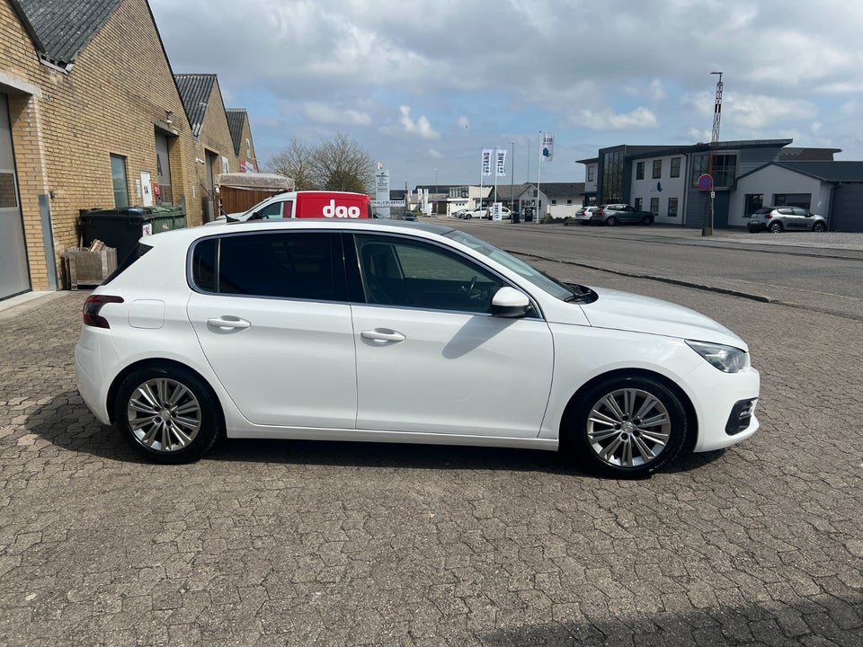 Peugeot 308 1,5 BlueHDi 130 Allure Sky 5d
