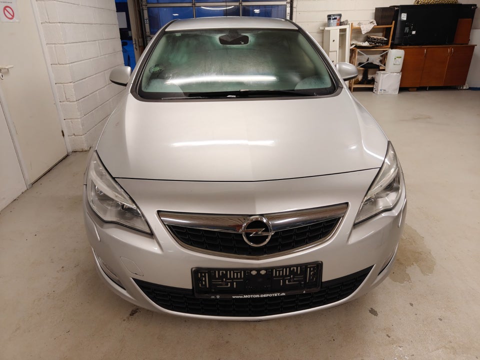 Opel Astra 1,6 Enjoy 5d