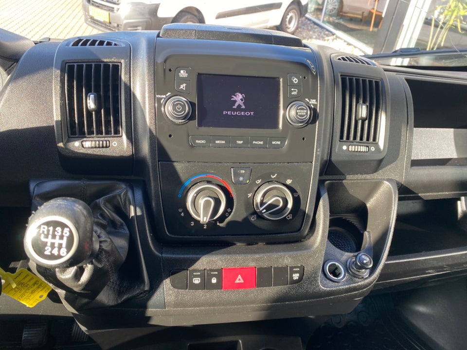 Peugeot Boxer 330 2,2 BlueHDi 140 L2H2 Premium