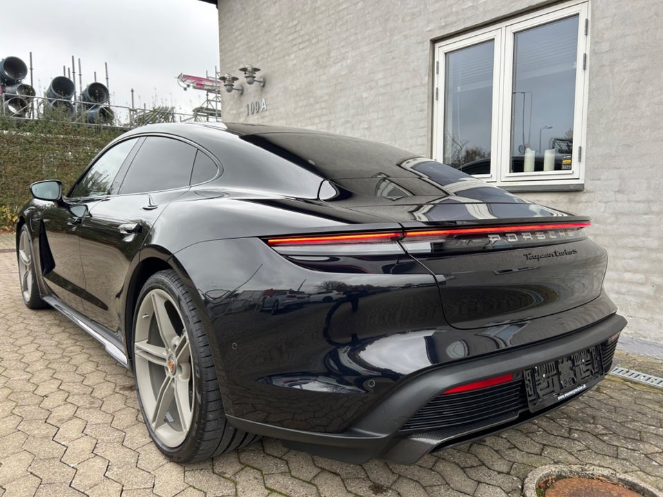 Porsche Taycan Turbo S 4d