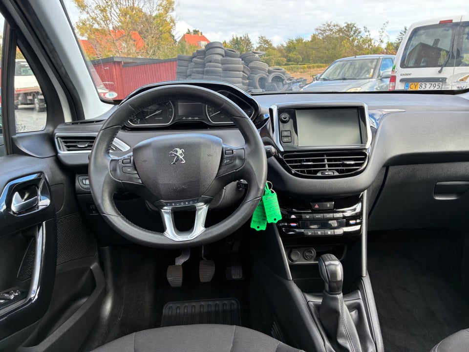 Peugeot 208 1,2 VTi Allure Sky 5d