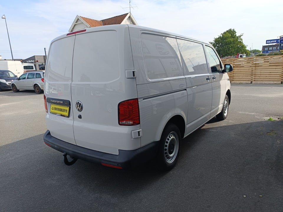 VW Transporter 2,0 TDi 110 Kassevogn kort