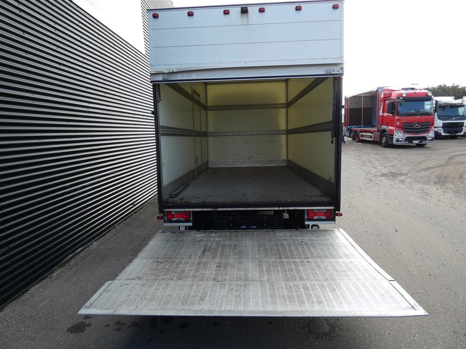 Iveco Daily 3,0 35S18 Box m/lift AG8 2d