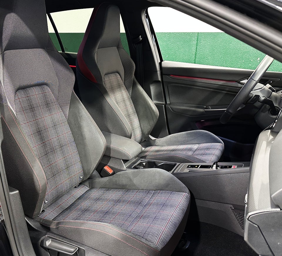 VW Golf VIII 2,0 GTi DSG 5d