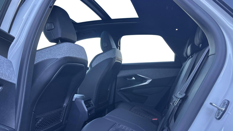 Peugeot e-3008 77 GT 5d