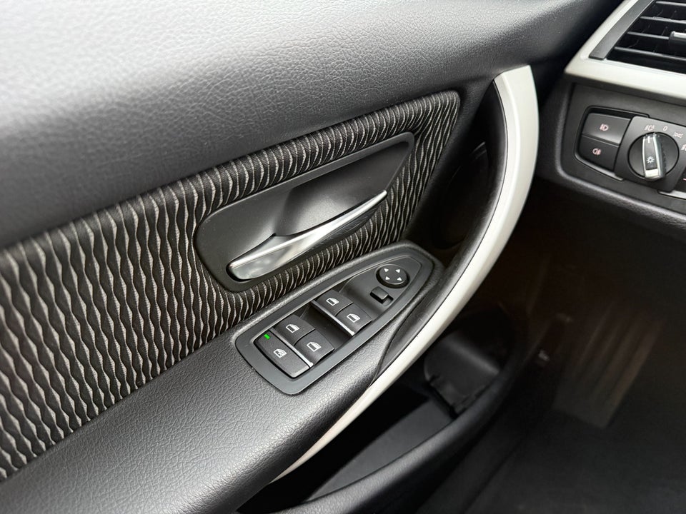 BMW 320i 2,0 Touring aut. 5d