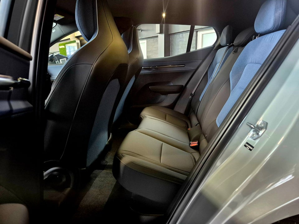 Volvo EX30 Extended Range Plus 5d