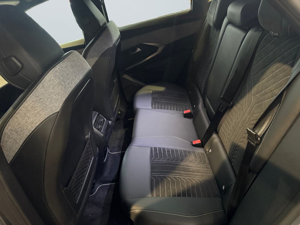 Peugeot e-3008 101 GT 5d