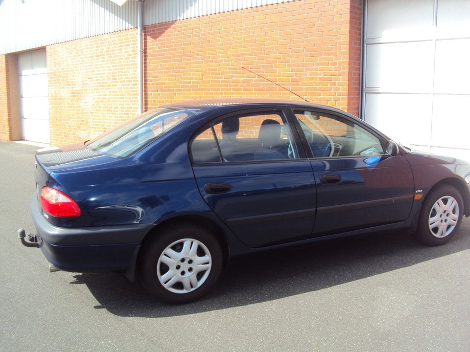 Toyota Avensis 1,8 VVT-i Natura 4d