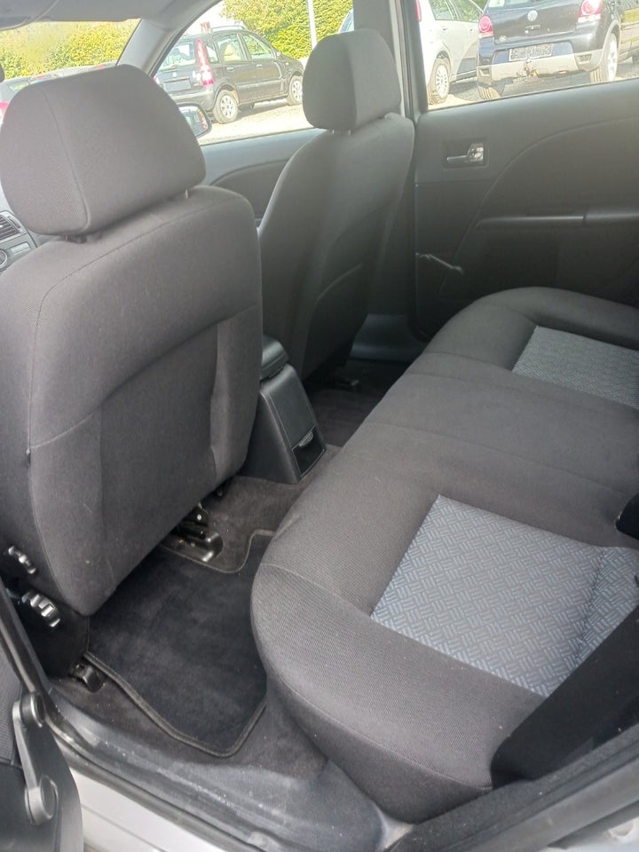Ford Mondeo 1,8 110 Ambiente stc. 5d