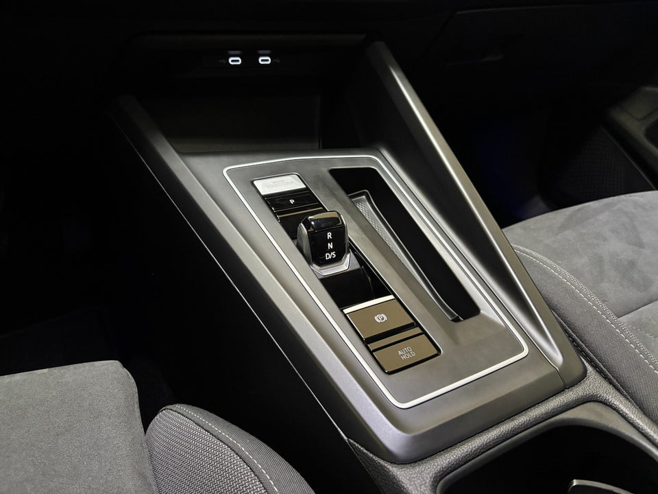 VW Golf VIII 1,5 eTSi 150 1st Edition DSG 5d