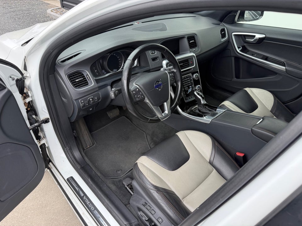 Volvo V60 CC 2,0 T5 245 Momentum aut. 5d
