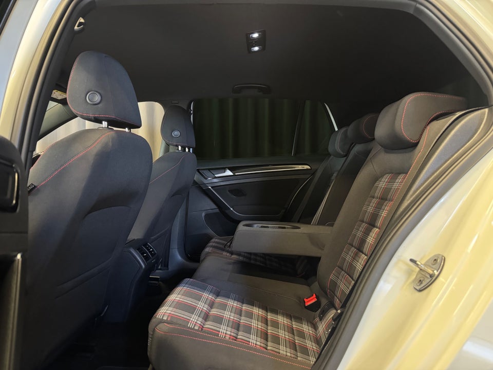 VW Golf VII 2,0 GTi Performance DSG BMT 5d