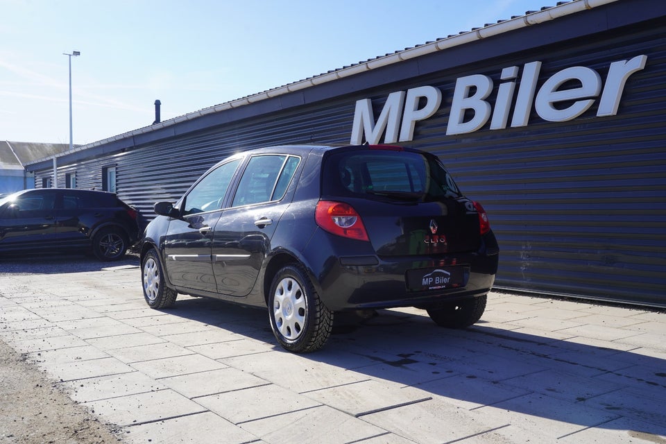 Renault Clio III 1,2 16V Authentique 5d