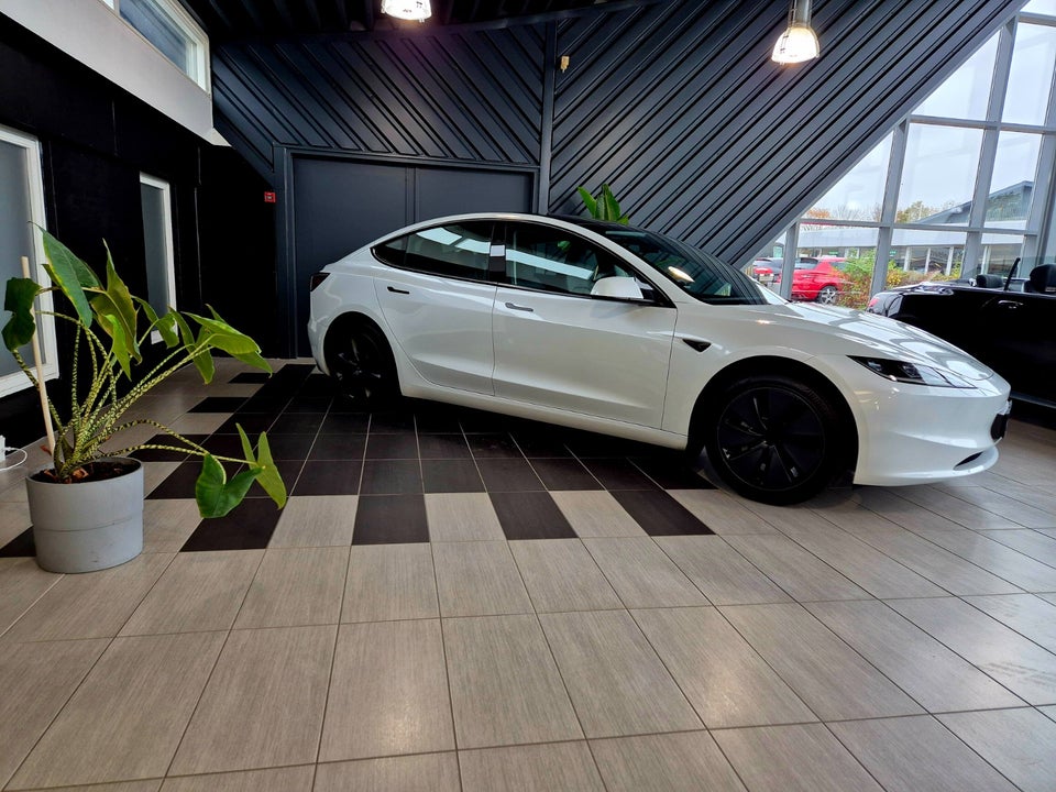 Tesla Model 3 RWD 4d