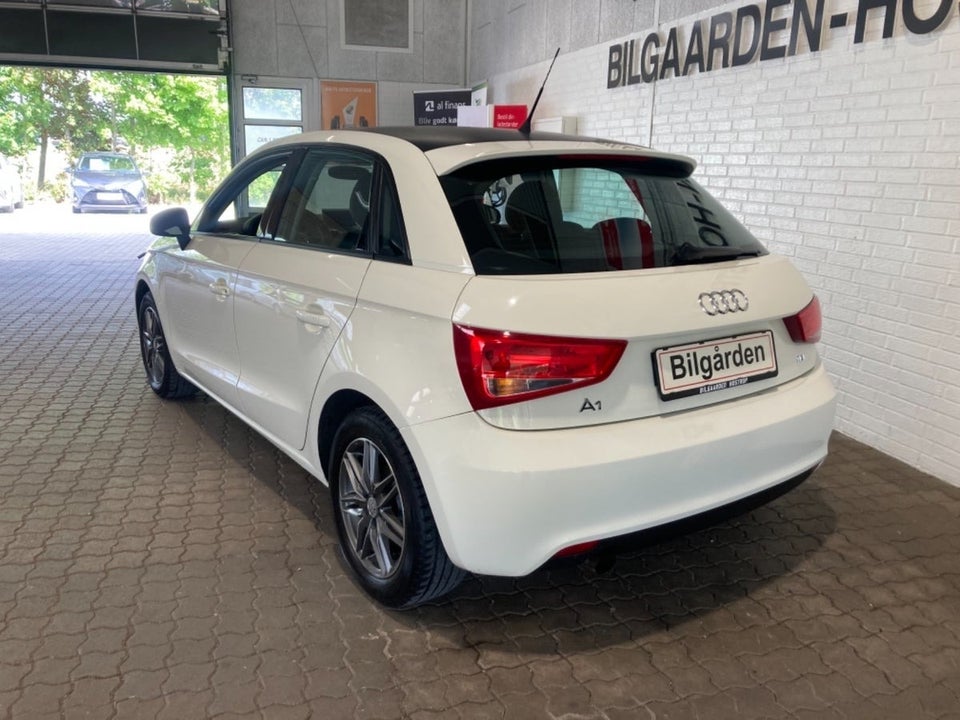 Audi A1 1,6 TDi 90 Attraction Sportback 5d