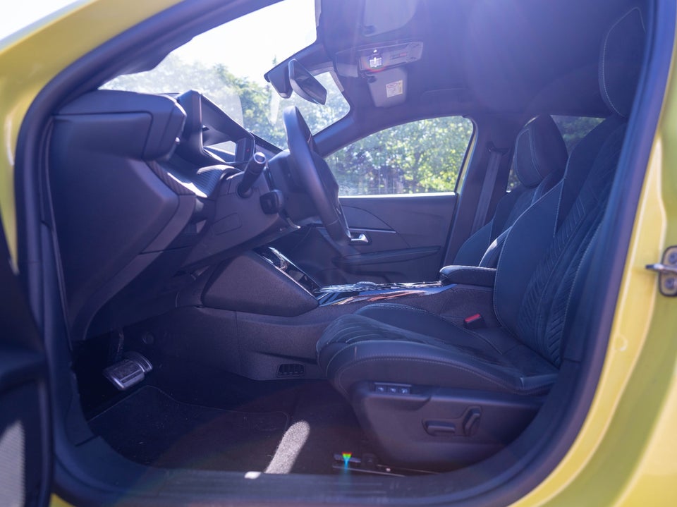 Peugeot e-208 50 GT 5d