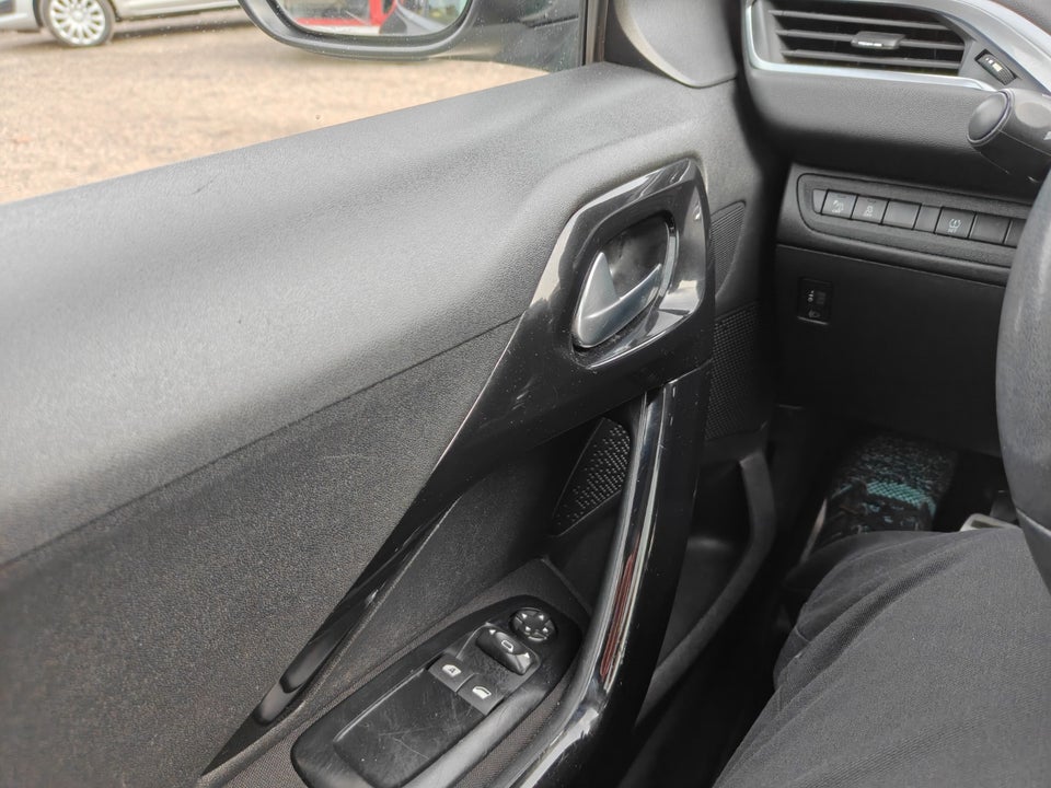 Peugeot 208 1,2 VTi Allure 5d