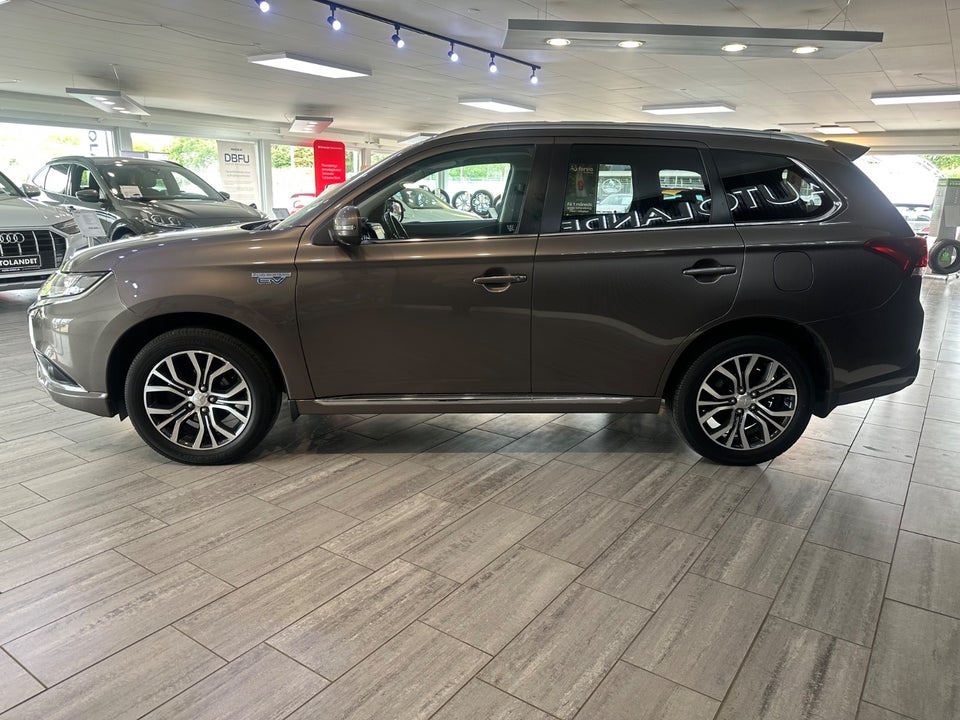 Mitsubishi Outlander 2,4 PHEV Invite CVT 4WD 5d