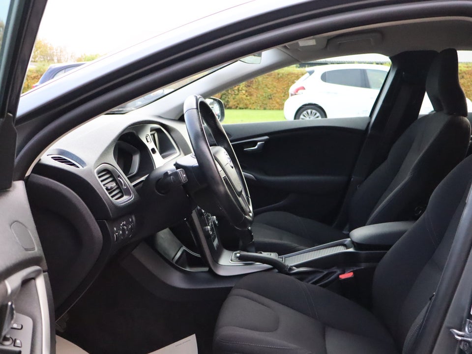 Volvo V40 2,0 D2 120 Momentum Eco 5d