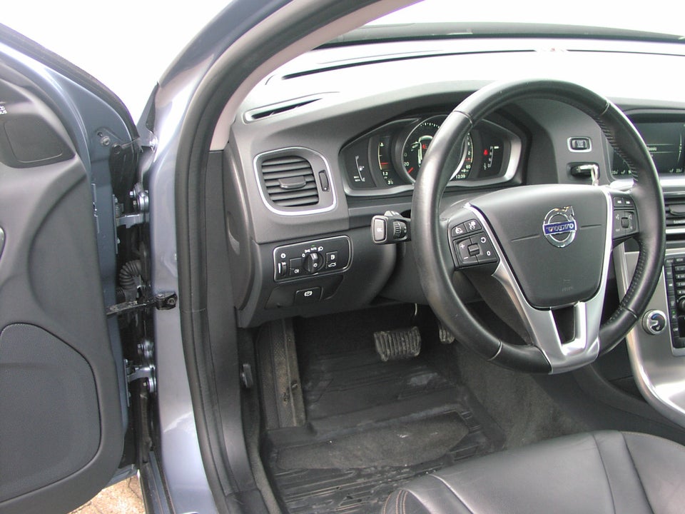 Volvo V60 CC 2,0 T5 245 Momentum aut. 5d