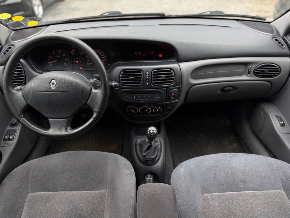 Renault Megane I 1,6 16V Expression 5d