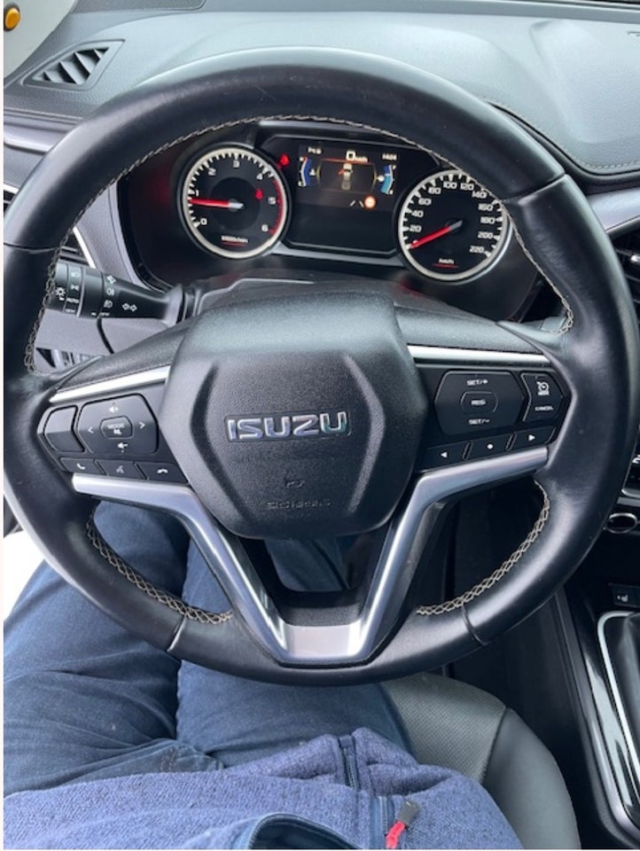 Isuzu D-Max 1,9 TD 163 Crew Cab Black Edition 4d