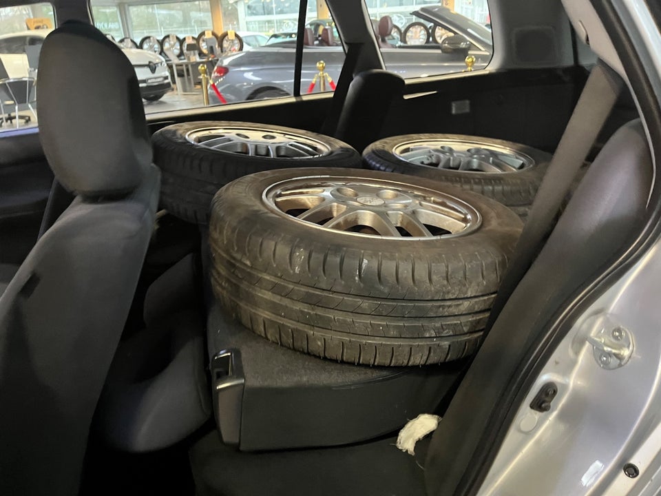 Mitsubishi Lancer 1,6 Comfort stc. 5d