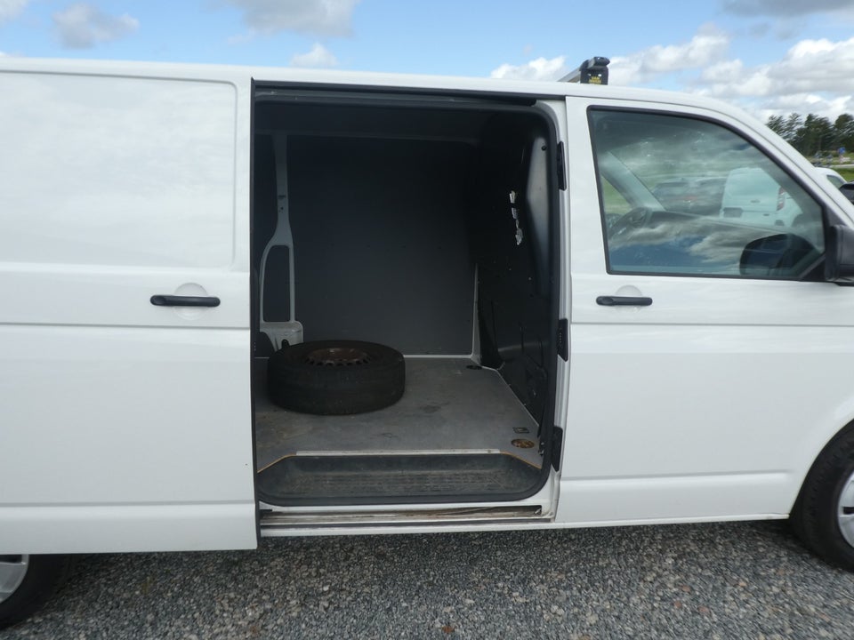 VW Transporter 2,0 TDi 110 Kassevogn lang